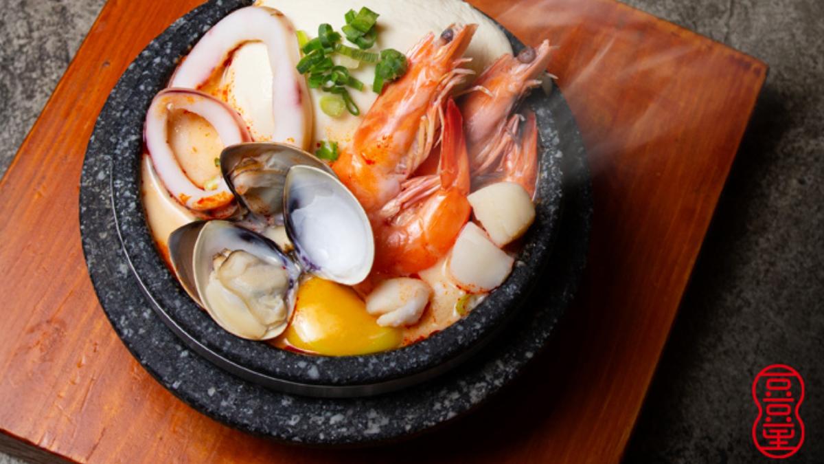 「 豆豆里DODOLI 」菜單主打多種口味韓式豆腐鍋。(圖/桃園國際機場官網)