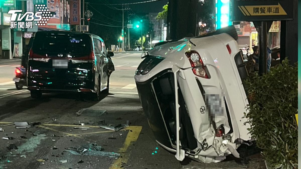 黑色休旅車疑疲勞駕駛 撞翻路邊小轎車