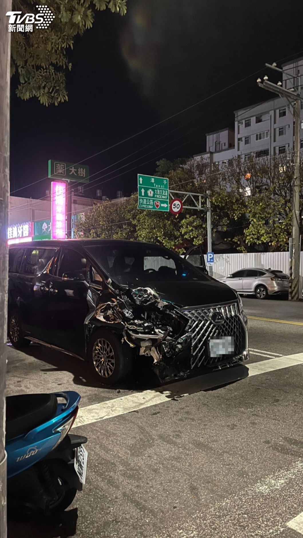 警方對黑色休旅車駕駛進行酒測，確認無酒駕情形。(圖／TVBS)