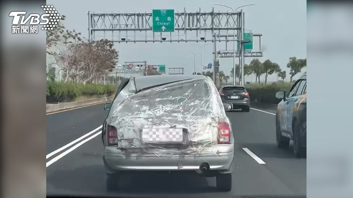 嘉義台18線捕捉到一輛「膠帶神車」,後擋風玻璃破掉,車主直接用保鮮膜、膠帶DIY,讓後方駕駛好害怕。(圖/翻攝Threads_haogehowgo)