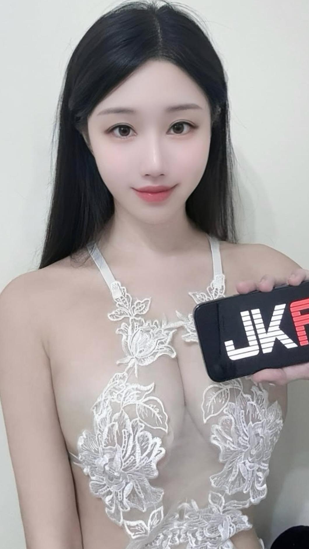 辣模鍾允晴身材火辣。(圖/翻攝自鍾允晴IG)