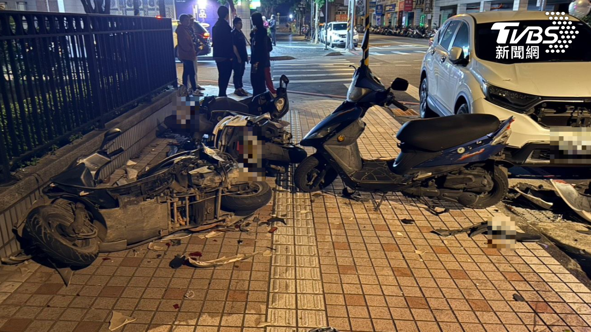 失控衝撞路邊7汽機車,現場零件掉滿地。(圖/TVBS)