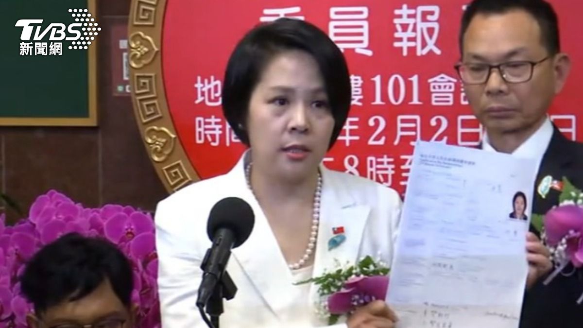 內政部下最後通牒要求13日繳交證明,李貞秀自爆公文連開都沒開。(圖/TVBS)