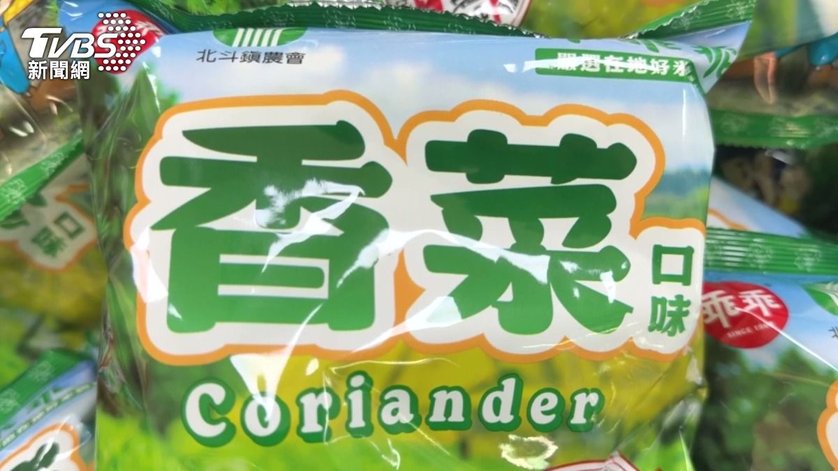 香菜控嗨翻!北斗限定「香菜乖乖」開賣,尾韻濃郁民眾整箱扛。(圖/TVBS)