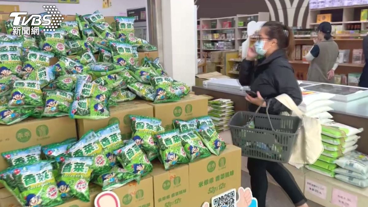 堆成小山的綠色乖乖包裝,吸引許多民眾前來嘗鮮。(圖/TVBS)