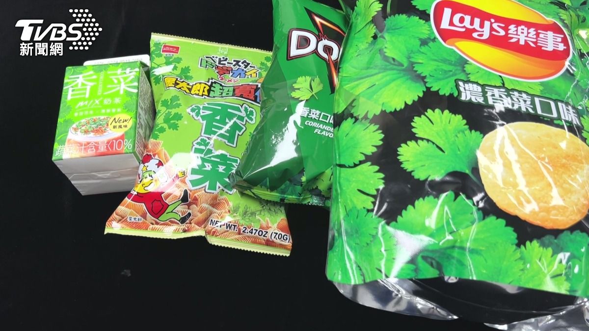 市面上已有多力多滋玉米片、樂事洋芋片、星太郎麵條餅等香菜口味產品。(圖/TVBS)