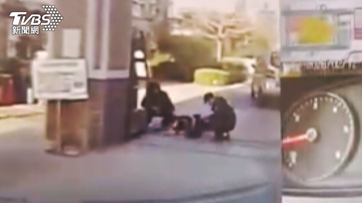 廖姓男子遭撞倒後在車輪下往前滾動。救護車隨即趕抵現場,現場共有2人受傷。(圖/民眾提供)