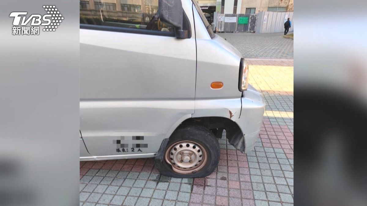 肇事車輛撞上後彈跳起來,又撞倒等候過馬路的行人。(圖/民眾提供)