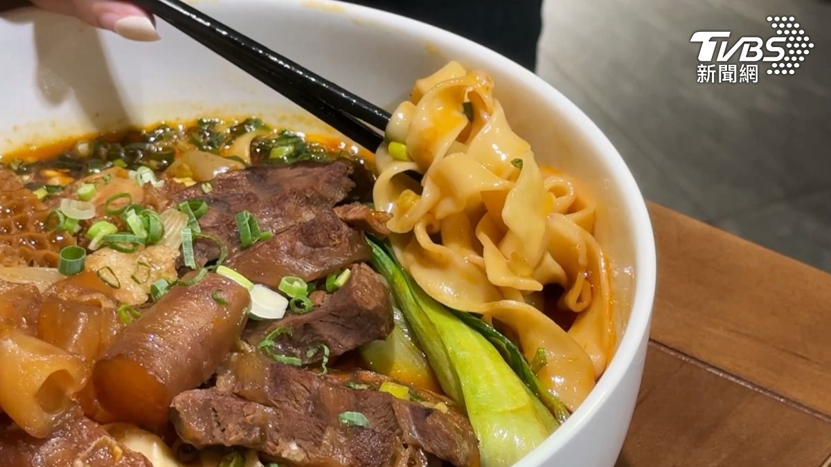 美國牛大多以穀物飼養，脂肪量高、油花豐富，台灣牛則肉質扎實但鮮甜度高，以需要長時間燉煮的紅燒牛肉麵來說，美牛更為合適。（圖／TVBS）