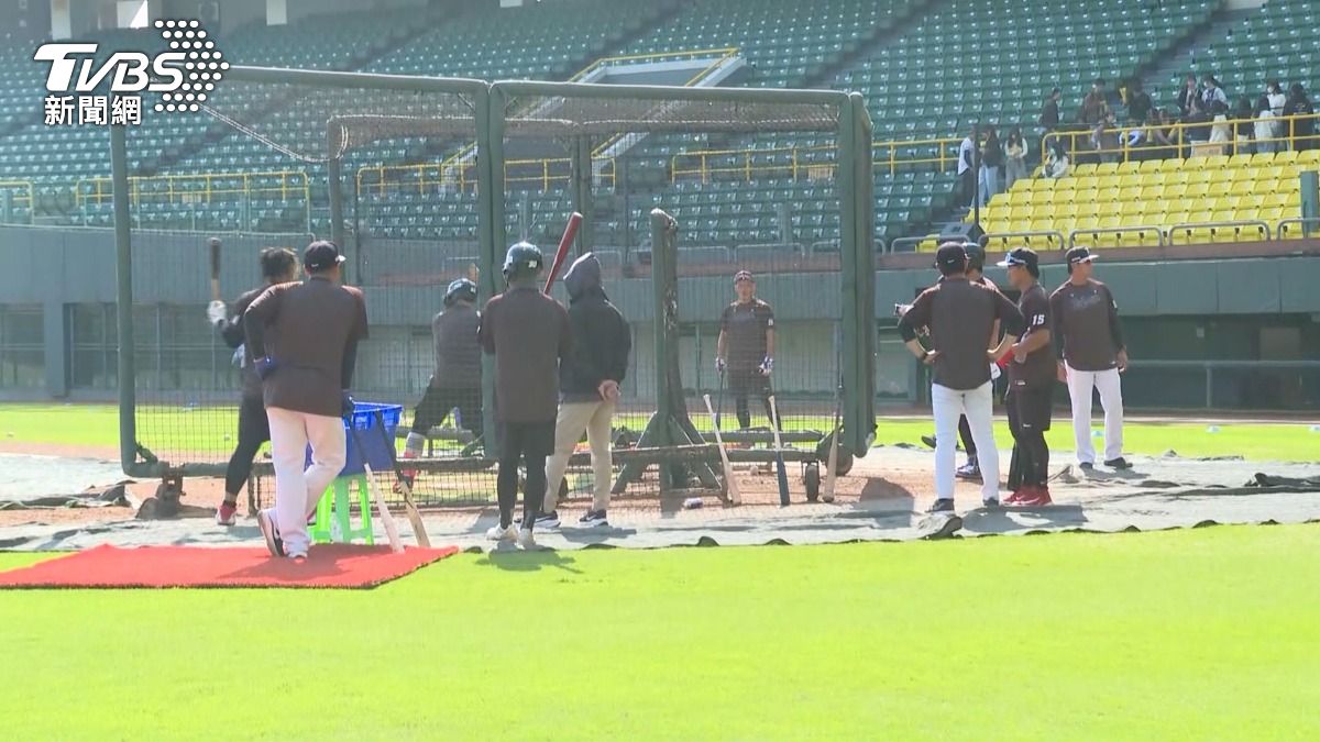 22026WBC世界棒球經典賽倒數一個月,中華隊13、14號到高雄澄清湖棒球場,與台鋼雄鷹進行練習賽,開放球迷免費入場,1.8萬張門票全屬拿光。(圖/TVBS)