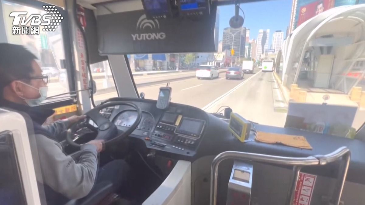 乘客下車沒按鈴！台中公車司機「狂唸廣播」小孩摀耳朵。(圖／TVBS)