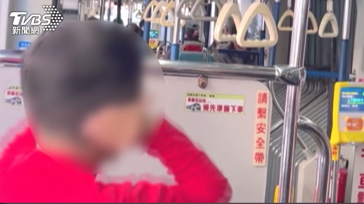 司機的碎唸反而讓車上其他乘客被迫聆聽，甚至有小朋友不堪其擾摀住耳朵。(圖／民眾提供)