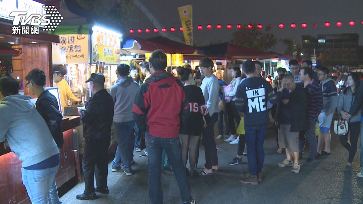 依據菸害防制法規定,由於夜市屬於戶外空間,且並非公告禁菸場所。(圖/TVBS)