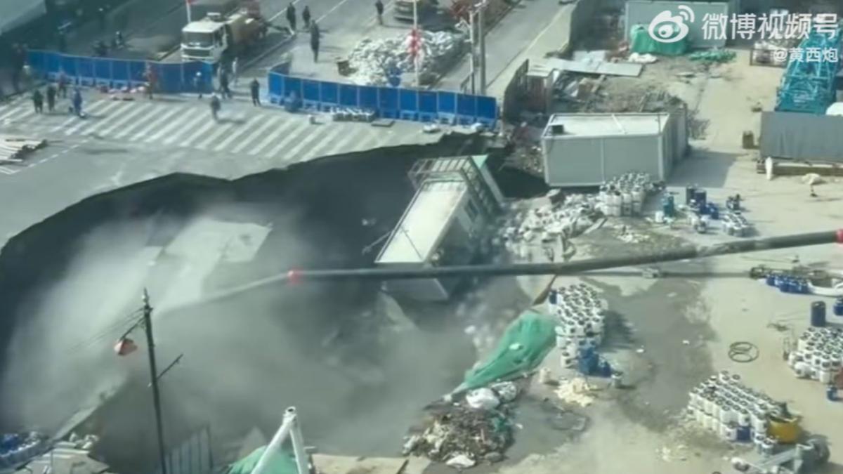 上海正在施工的地鐵嘉閔線路段突然發生大面積坍塌。(圖/微博)