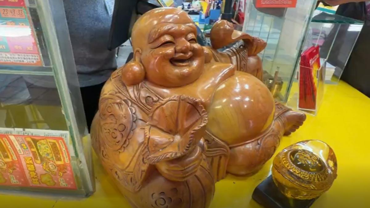 彩券行回憶,當時一早開門時,有一隻蝴蝶飛進店內停在錢袋上。(圖/TVBS)