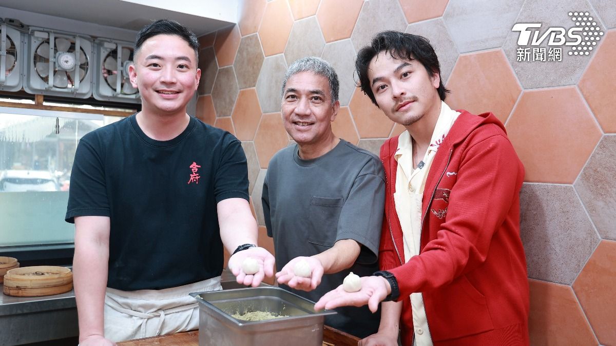 左起楊海威、楊爸、楊銘威比手藝。(圖/黃城碩攝)