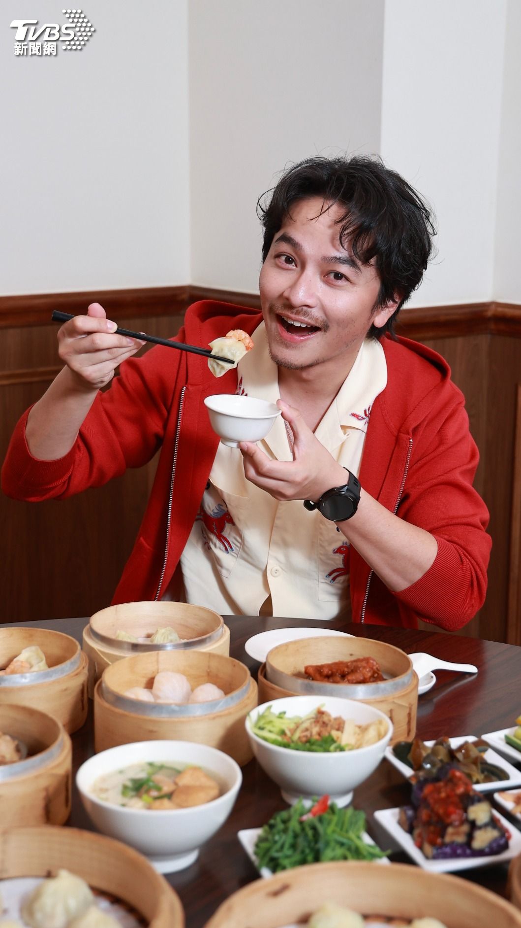 楊銘威大推自家角瓜蝦仁湯包。(圖/黃城碩攝)
