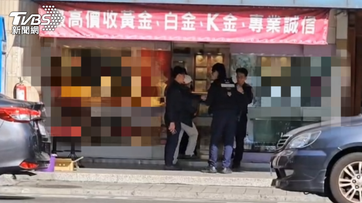 桃園一家銀樓險被行搶,櫥窗、大門玻璃被敲碎。(圖/TVBS)