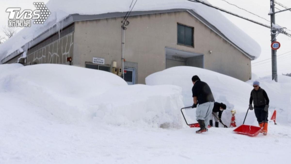 日本氣溫逐漸回暖,除雪遭融雪砸中的風險快速增加。(圖/達志影像美聯社)