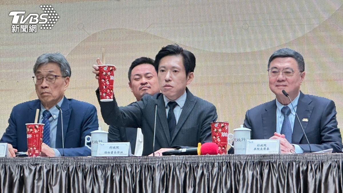 行政院今(13)日舉辦記者會時,人手一杯珍珠奶茶。(圖/潘袁詩羽攝)