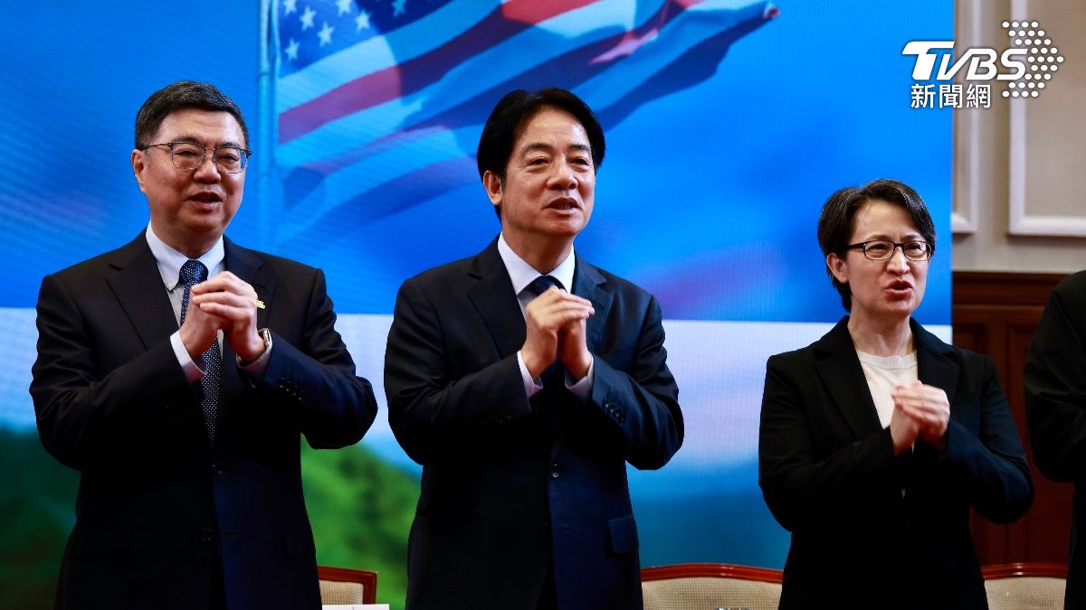 台美關稅談判落幕，行政院長卓榮泰、總統賴清德、副總統蕭美琴在今早記者會後開心拜年。（圖／鄭名崴攝）