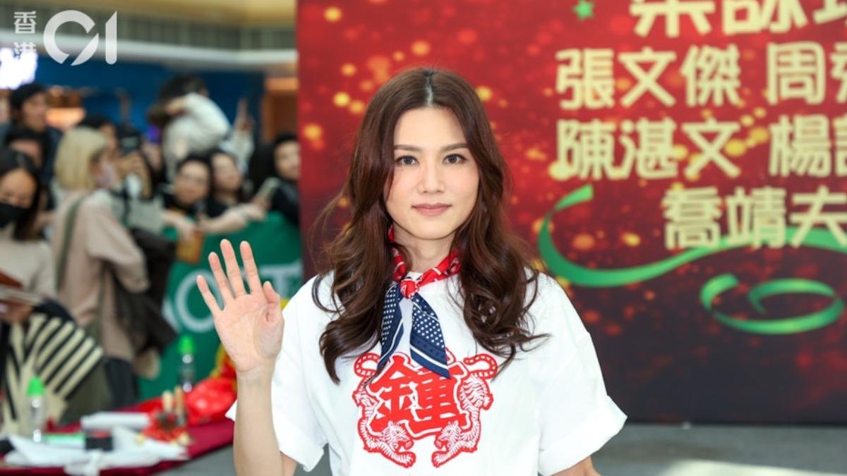 藝人周秀娜在宣傳其新電影作品期間,接受某個YouTube頻道訪問。(圖/香港01提供)