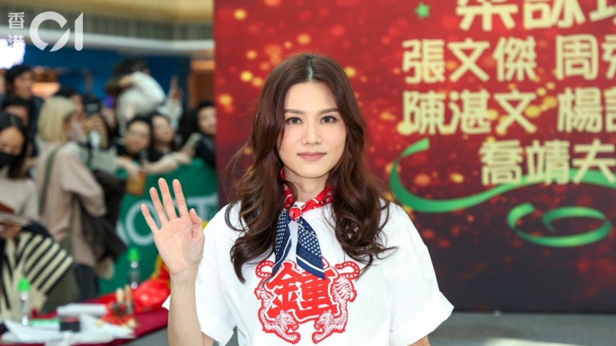藝人周秀娜在宣傳其新電影作品期間，接受某個YouTube頻道訪問。（圖／香港01提供）