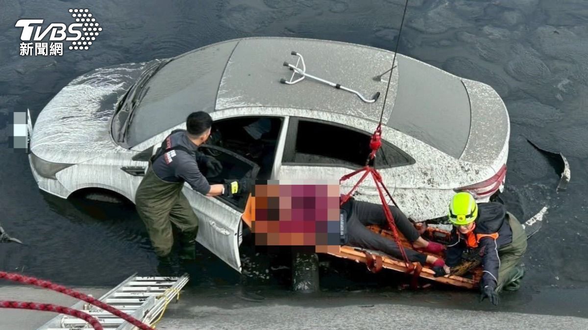 和副駕聊天分心...雲林轎車「一秒墜排水溝」 慘卡泥濘受困