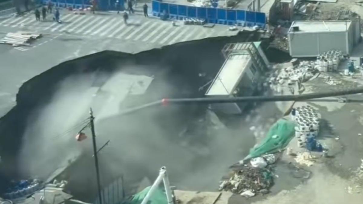 上海正在施工的地鐵嘉閔線路段突然發生大面積坍塌。(圖/微博)