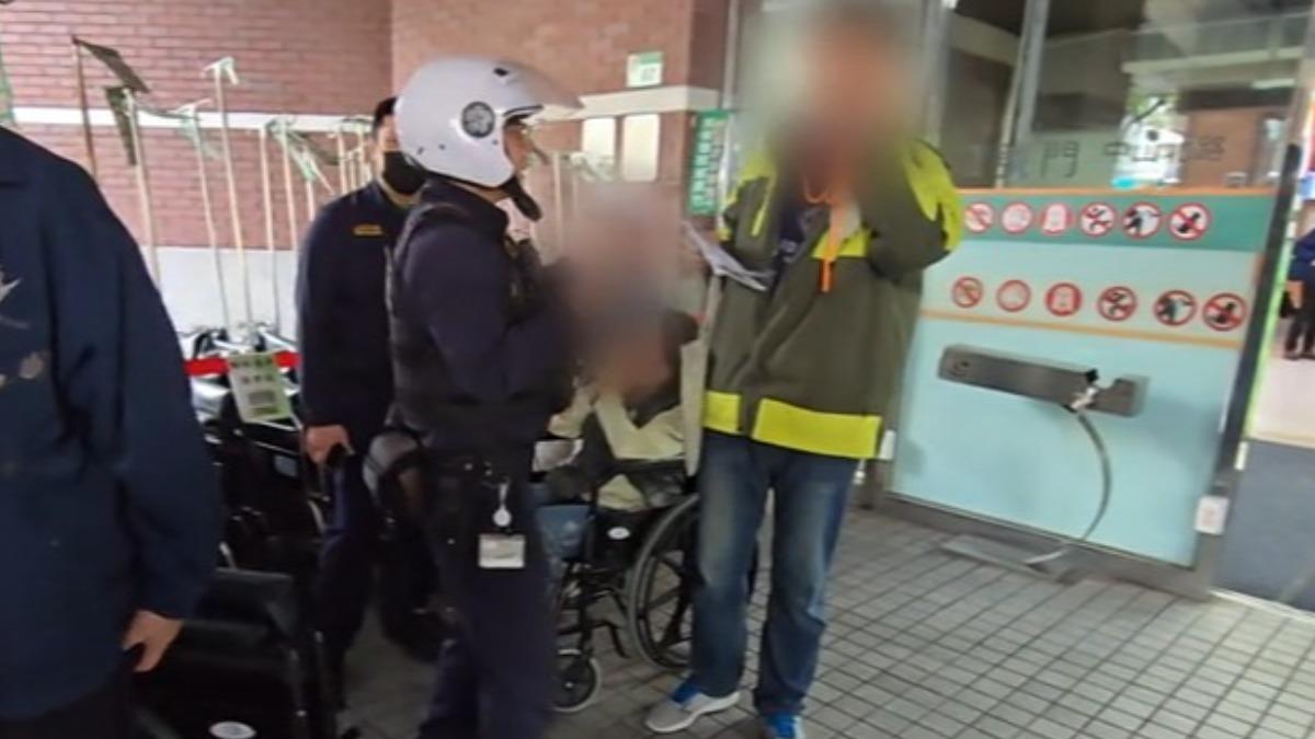 百歲人瑞閃婚女看護(坐輪椅女子),女看護次子(右男)為登記結婚見證人。(圖/民眾提供)