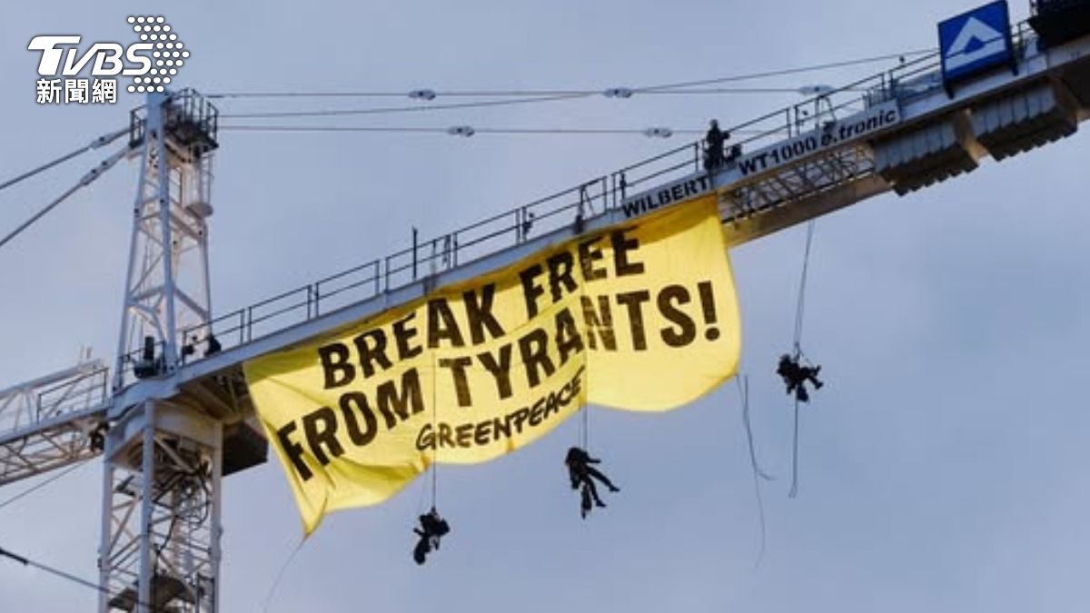 綠色和平組織抗議慕尼黑安全會議，橫幅寫「擺脫暴君」。（圖／Greenpeace Deutschland）