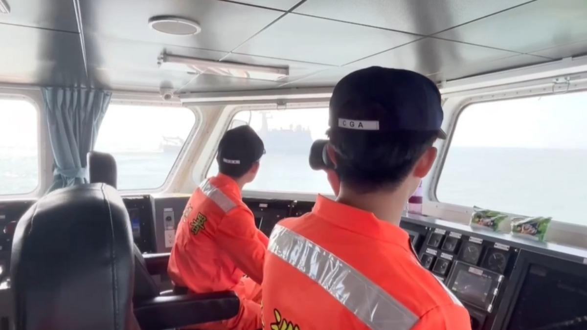 4艘海巡巡防艇一對一併航阻隔，將中國海警船驅離。（圖／海巡署金馬澎分署提供）