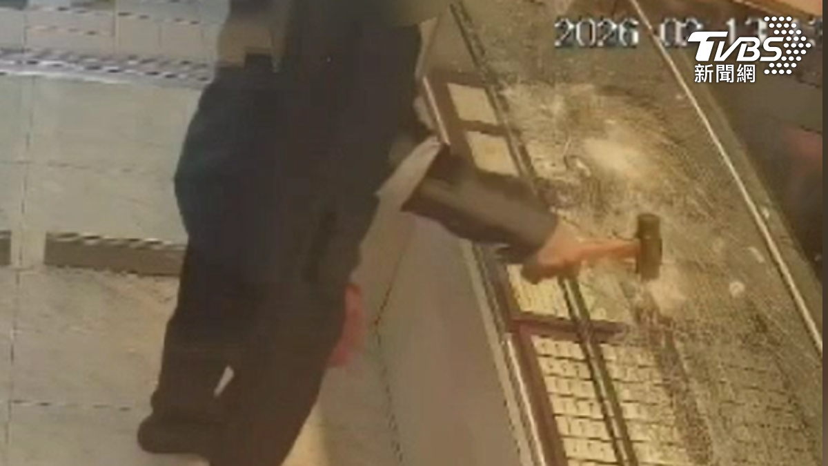 搶匪持榔頭猛敲銀樓玻璃，搶劫不成還砸門逃。（圖／TVBS）