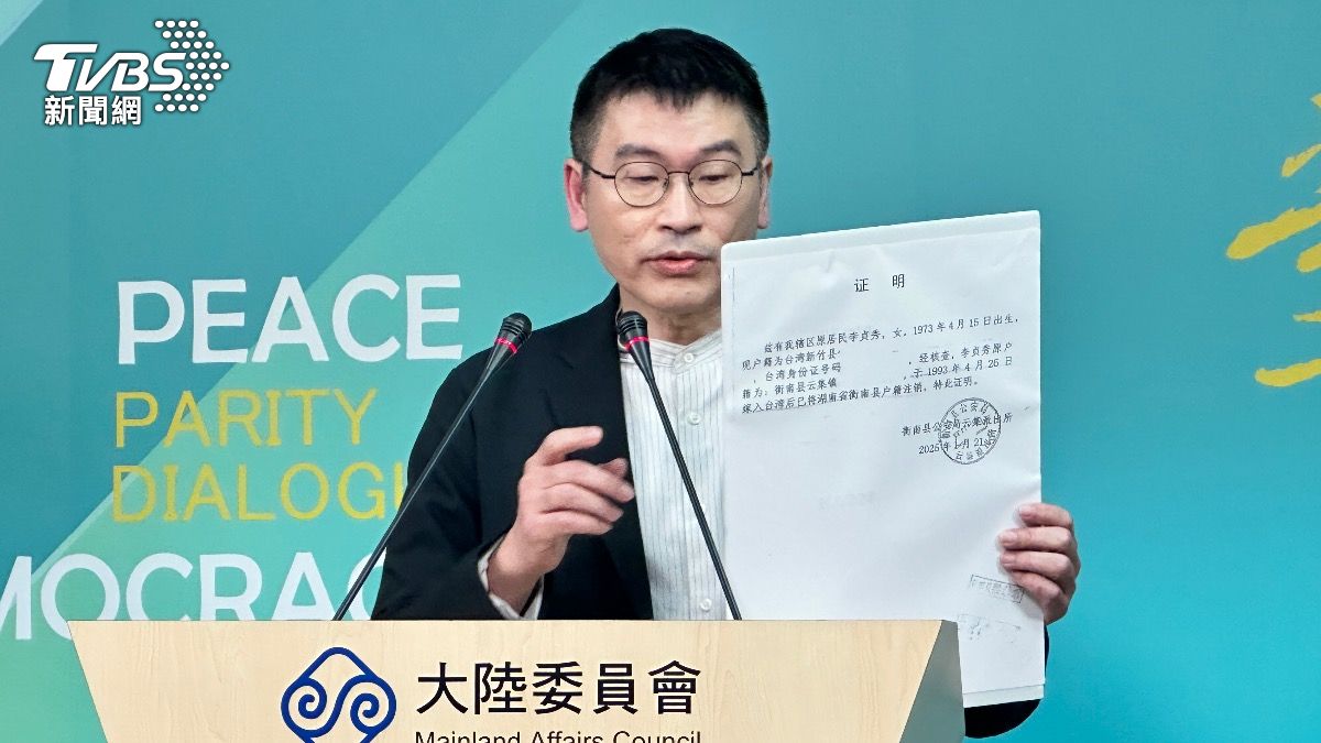陸委會副主委梁文傑秀出李貞秀的除籍證明,表示2025年3月前未存有李貞秀的相關證明。(圖/潘袁詩羽攝)