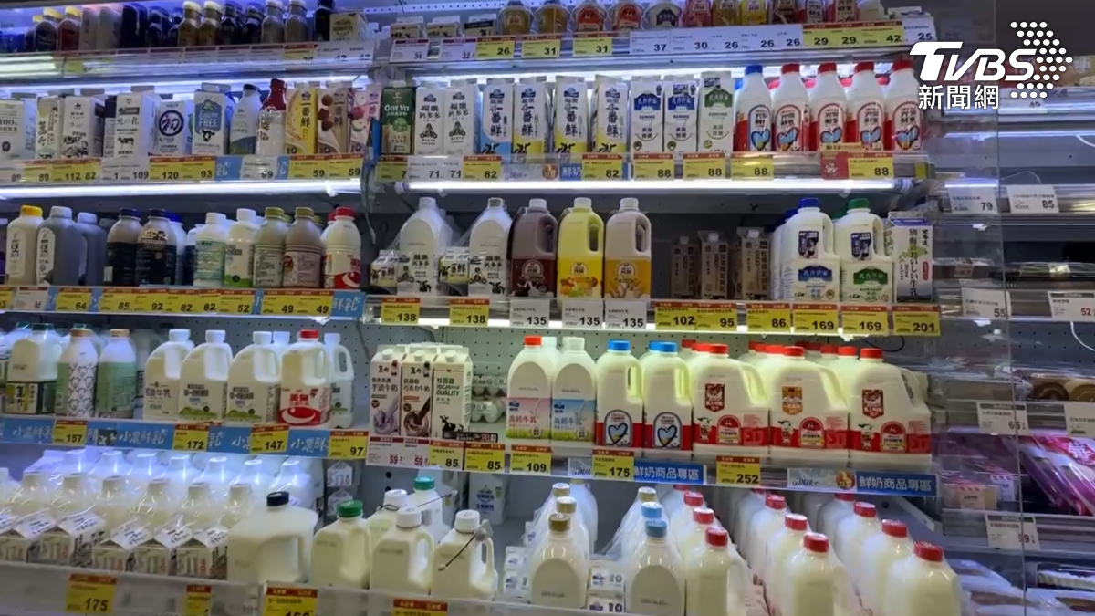 面對貨架上各種品牌的牛乳,消費者怎麼選,對於酪農來說更加重要(圖/TVBS)