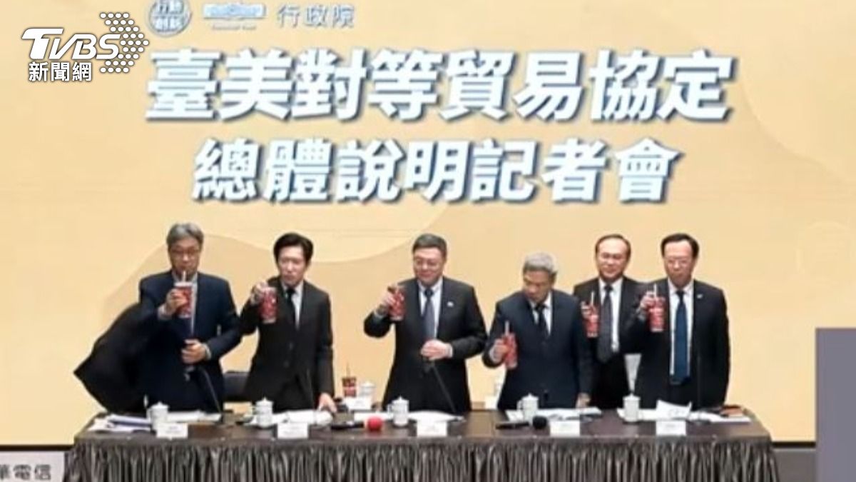 行政院長卓榮泰喝珍珠奶茶。（圖／TVBS）
