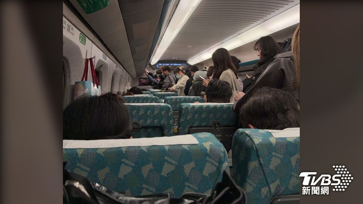 過年返鄉潮,有民眾搭高鐵發現出現不少亂象,像是有自由座旅客,坐成對號座引發爭議。(圖/@lpinasaian授權)