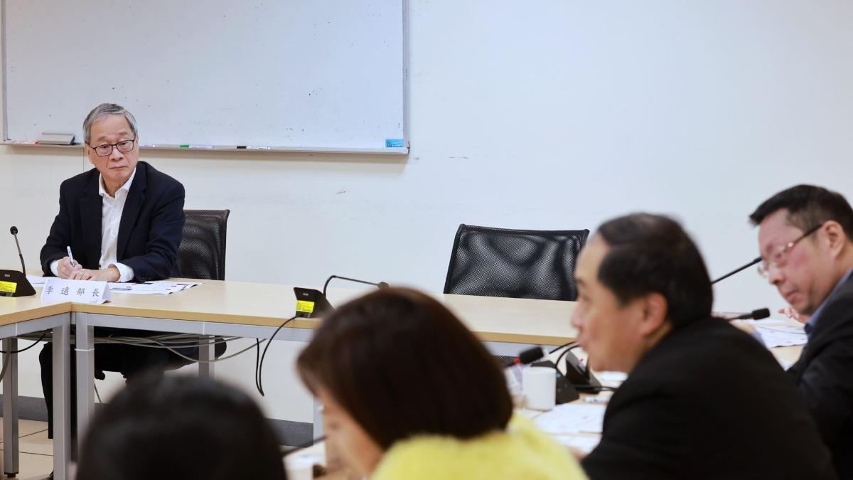 文化部長李遠日前與各戲院業者交談。(圖/文化部提供)