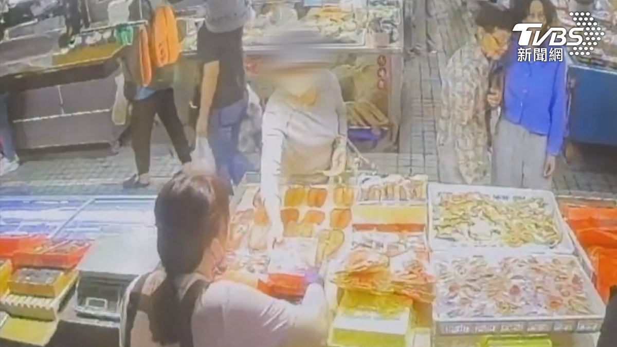 慣竊婦人先挑選多項商品，等待店家幫忙包貨、忙碌之際，就會先把業者已經準備好的商品直接拿走（圖／TVBS）