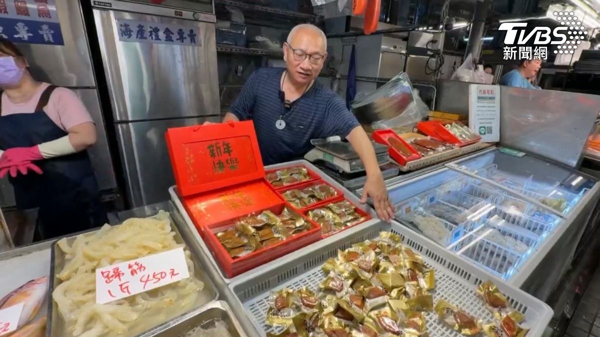 業者推測是專業慣竊，業者忙著裝盒，婦人又開口要買魚翅，趁著店家忙碌之際，婦人將烏魚子接過手，轉身揚長而去（圖／TVBS）