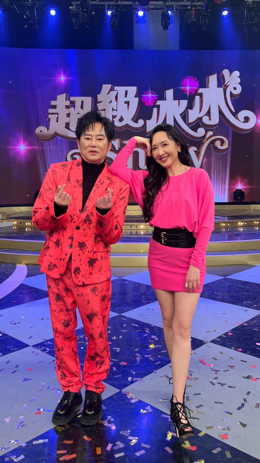 陽帆(左)和老婆Julie。(圖/民視提供)