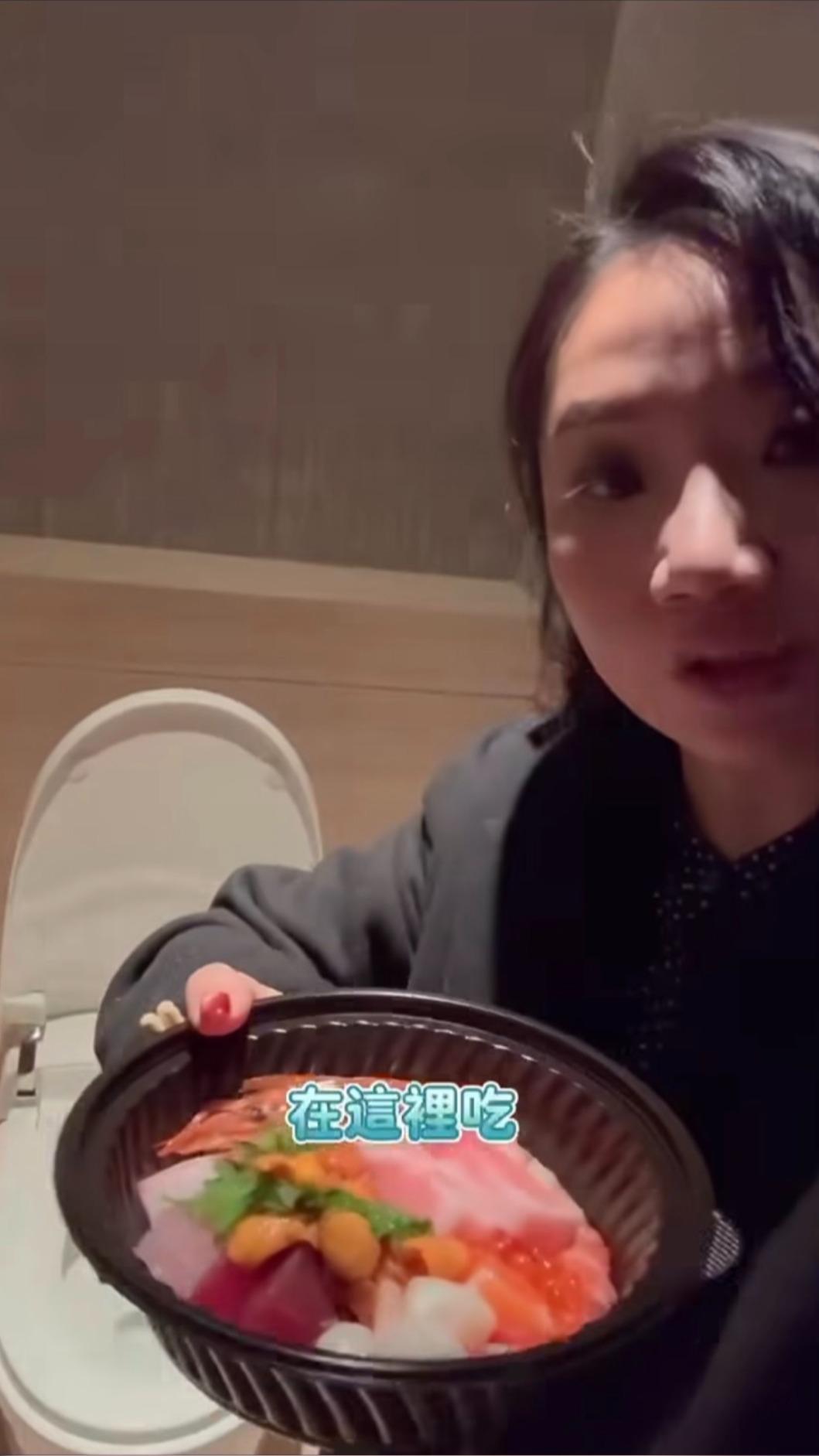 由於場地限制,陶晶瑩拿著生魚片到廁所食用。(圖/翻攝自IG@momoleelee)