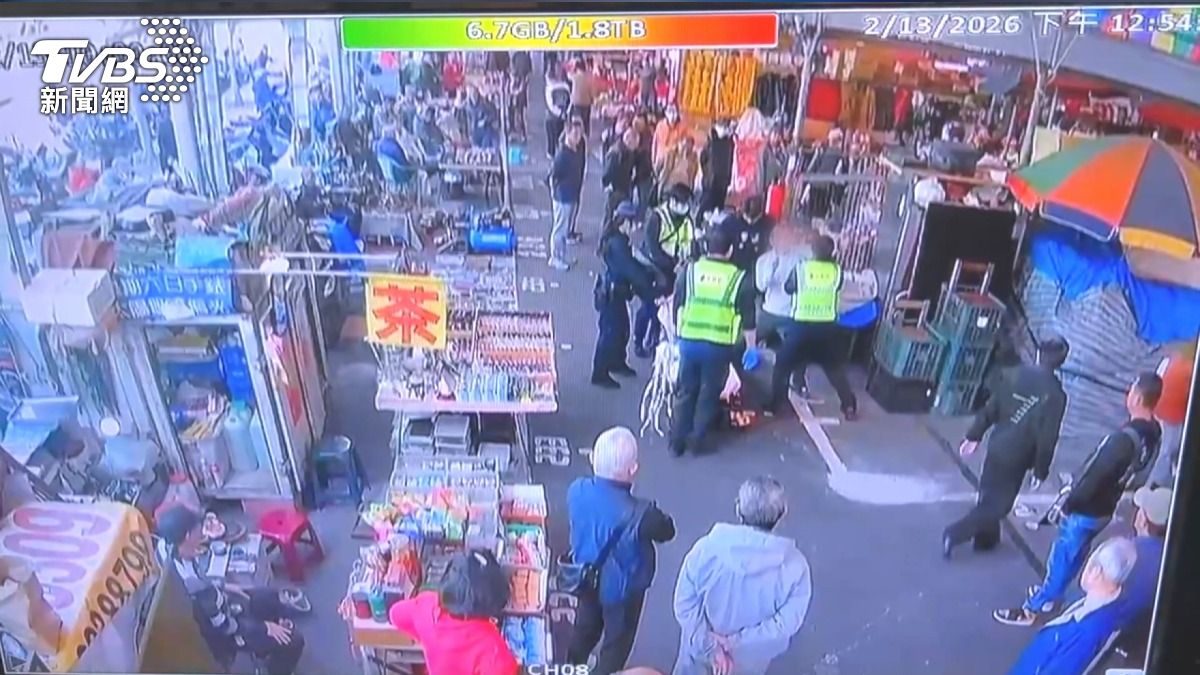 台中跳蚤市場情緒失控！男推救護員遭噴辣椒水　攤販民眾也遭殃。(圖／TVBS)
