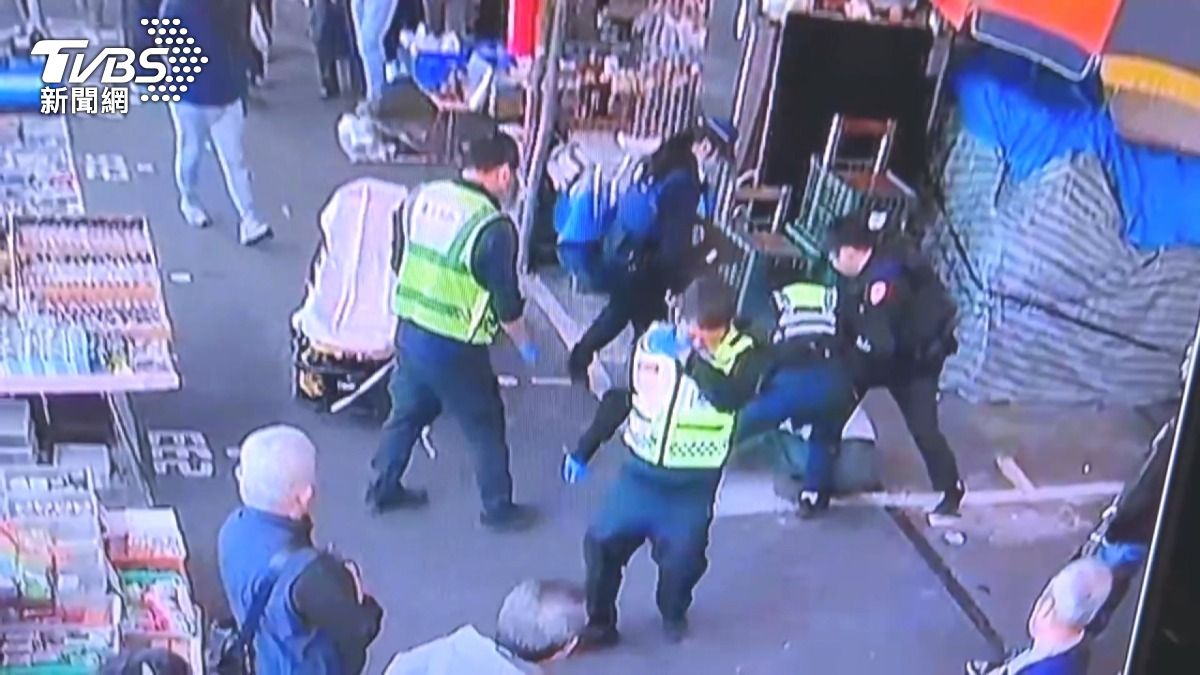 警噴辣椒水制伏男　民眾狂咳衝廁所。(圖／TVBS) 