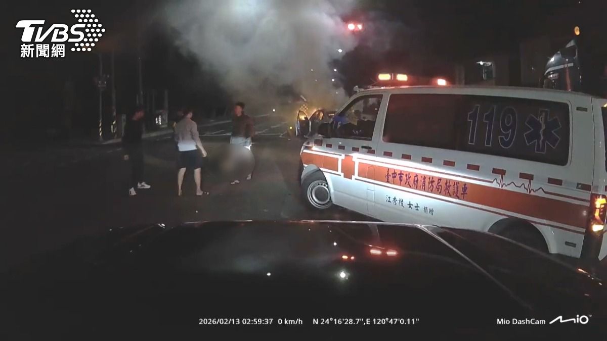 台中男自撞火燒車　熱心駕駛合力破窗救援。(圖／TVBS) 