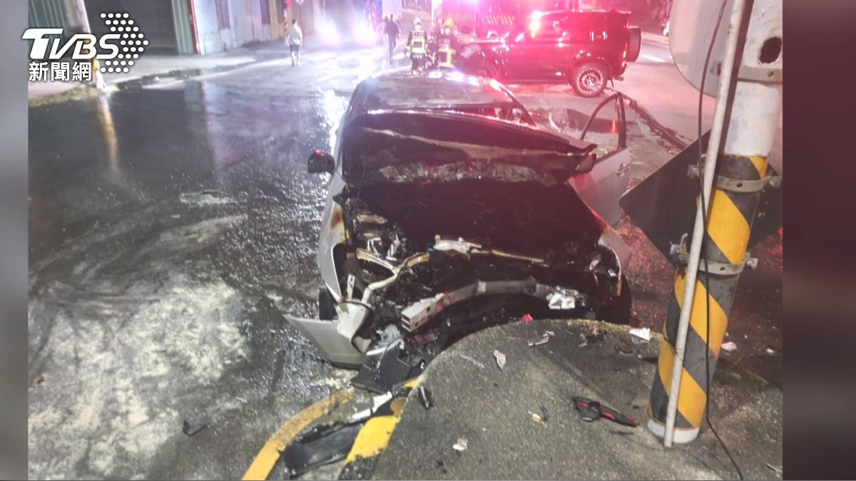 台中男自撞火燒車　熱心駕駛合力破窗救援。(圖／TVBS) 