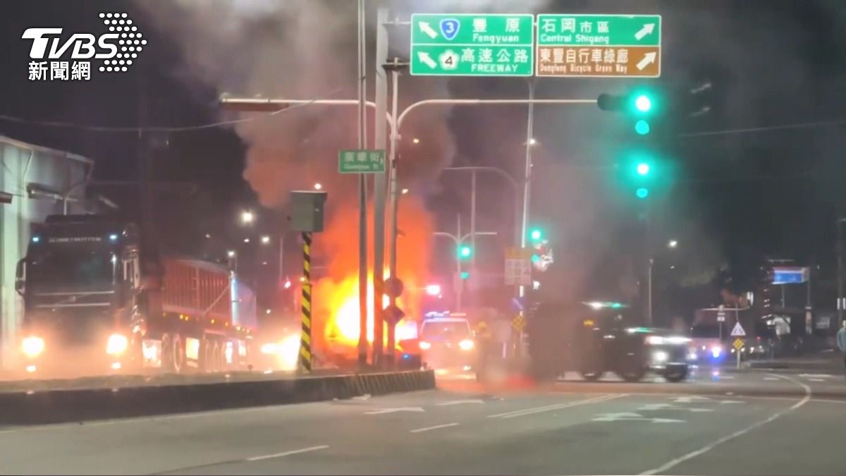 台中轎車自撞起火！大車學長＋路過駕駛捨命救援　結局仍心碎 。(圖／翻攝自臉書九房里長張鴻斌)