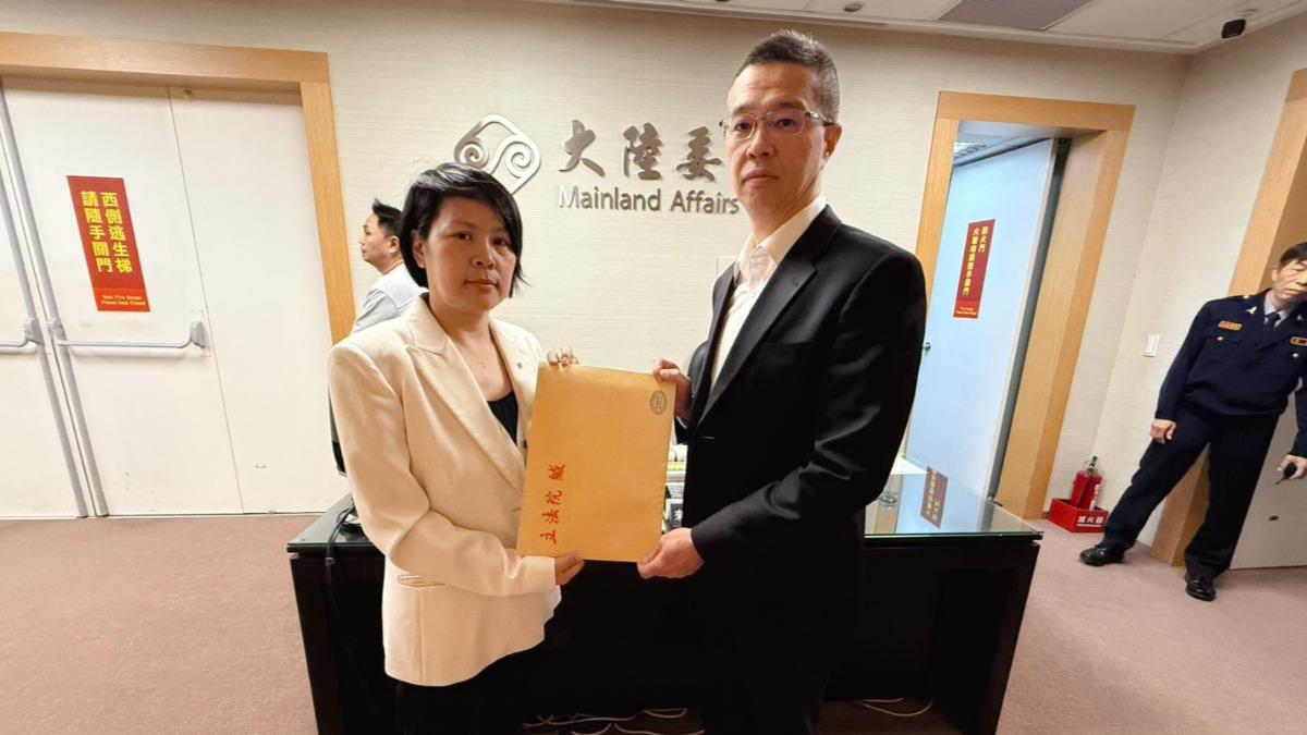 「授權」陸委會放棄中國籍遭拒 李貞秀嗆梁文傑:忘了自己的職責