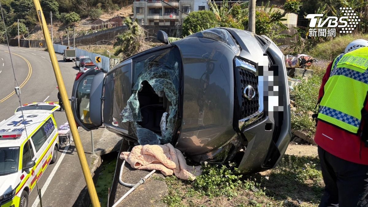 車輛衝上產業道路斜坡,撞擊水表後側翻,差點墜落下方約5公尺的道路,所幸被固定電桿的鋼索攔下。(圖/TVBS)