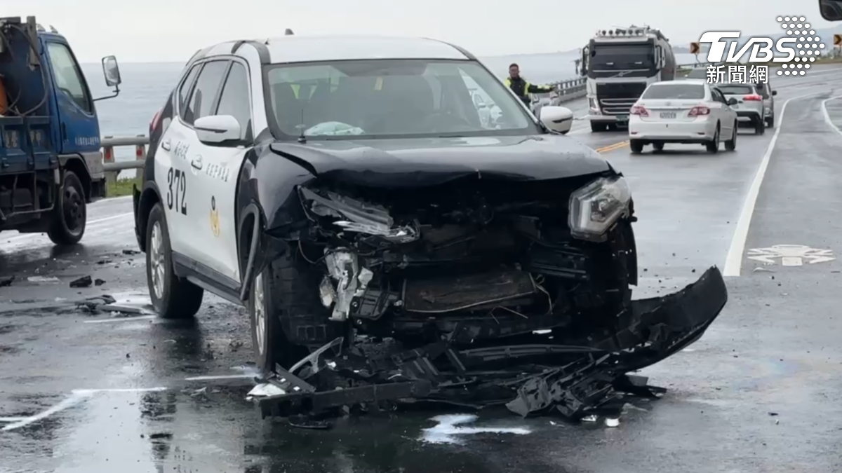 左轉警車疑未注意對向直行車,撞擊後又遭後方汽車二次追撞。(圖/TVBS)